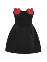 Minikleid aus Samt mit Herzmotiv